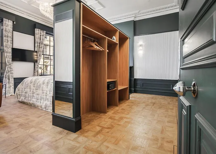 Bonnie - Smart Boutique - Haymarket 4*