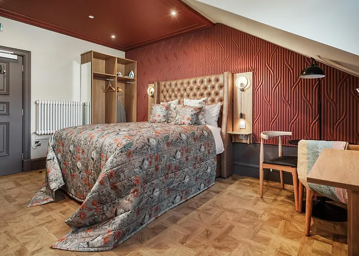 Bonnie - Smart Boutique - Haymarket 4*