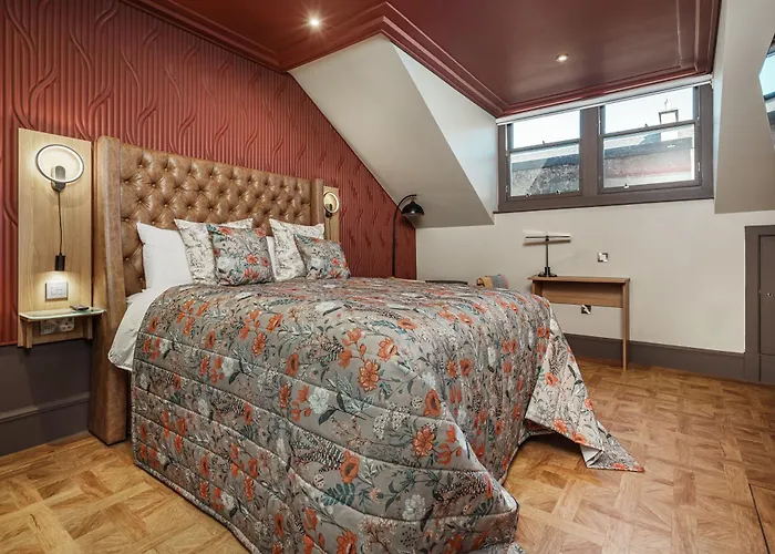 Bonnie - Smart Boutique - Haymarket 4*