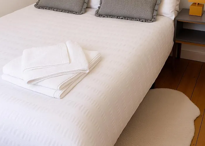 Comfy 2br Flat - Near Centre - Great Value & Free Parking *