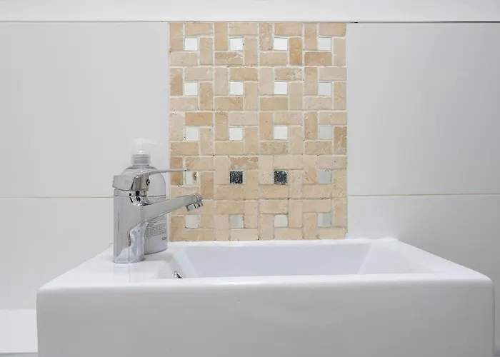 Centre House - 5 Bedrooms - Sleeps 9 - Parking