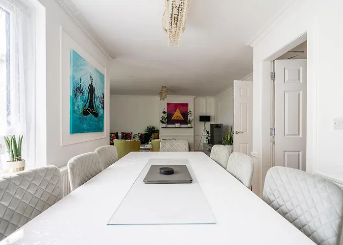 Centre House - 5 Bedrooms - Sleeps 9 - Parking Hébergement de vacances *