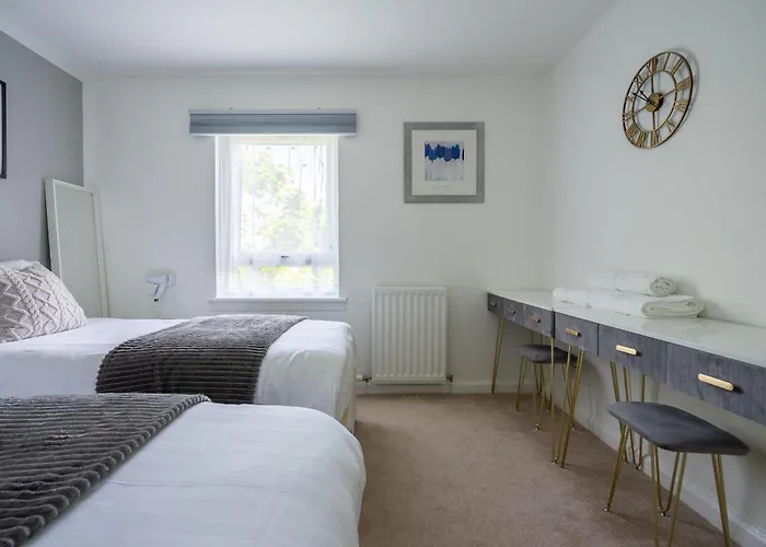 Centre House - 5 Bedrooms - Sleeps 9 - Parking Holiday home