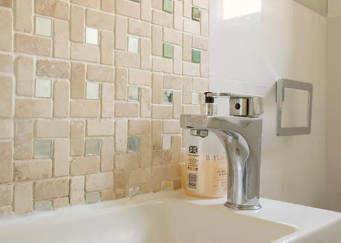 Centre House - 5 Bedrooms - Sleeps 9 - Parking Hébergement de vacances *