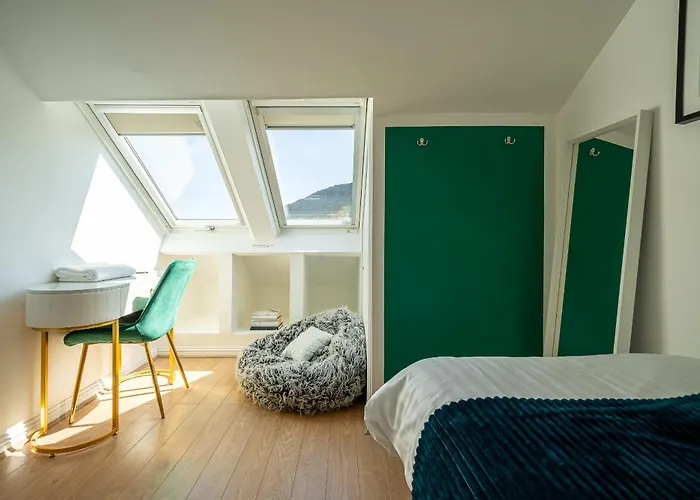 Centre House - 5 Bedrooms - Sleeps 9 - Parking