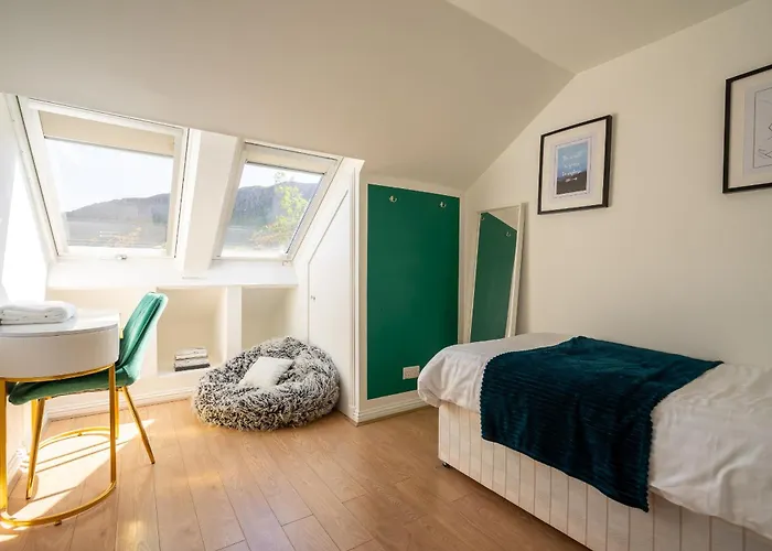 Holiday home Centre House - 5 Bedrooms - Sleeps 9 - Parking *