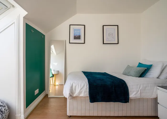 Centre House - 5 Bedrooms - Sleeps 9 - Parking Edinburgh