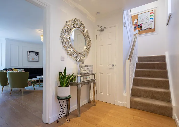 Centre House - 5 Bedrooms - Sleeps 9 - Parking *