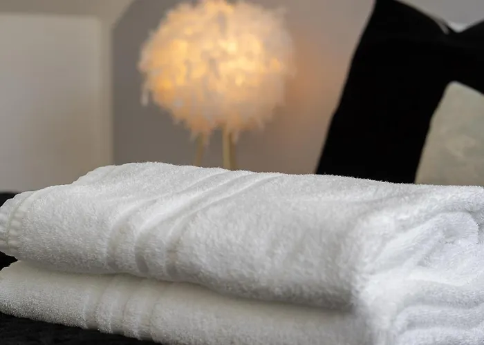 Centre House - 5 Bedrooms - Sleeps 9 - Parking