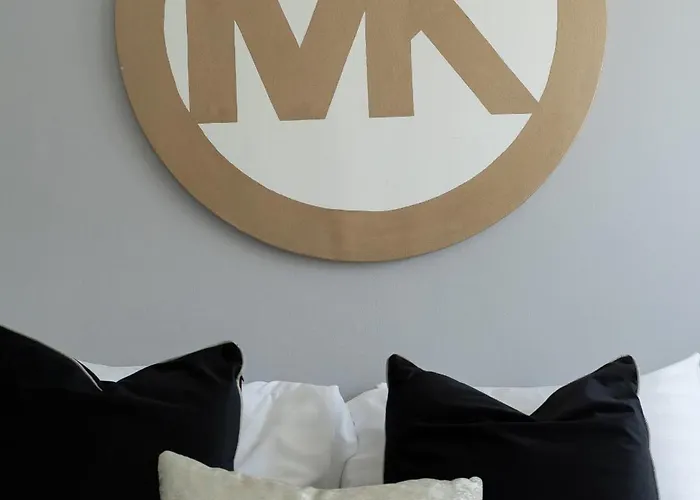 Centre House - 5 Bedrooms - Sleeps 9 - Parking *