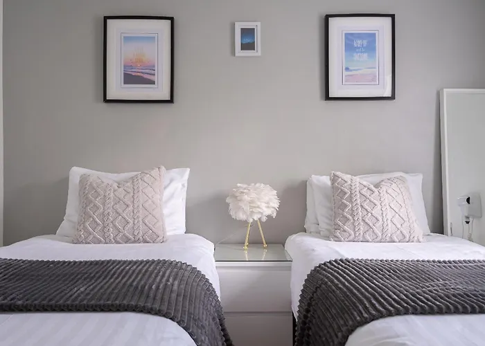 Centre House - 5 Bedrooms - Sleeps 9 - Parking *