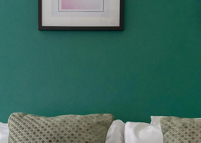 Centre House - 5 Bedrooms - Sleeps 9 - Parking