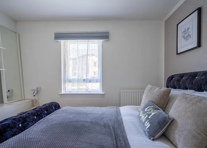 Centre House - 5 Bedrooms - Sleeps 9 - Parking Holiday home