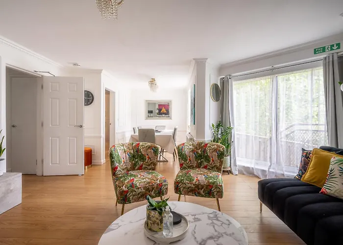 Centre House - 5 Bedrooms - Sleeps 9 - Parking *