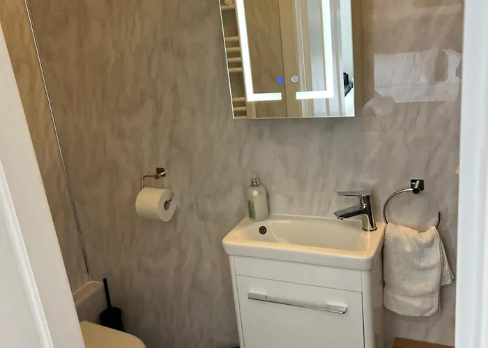 Truly Central, Princes St, Close To Castle