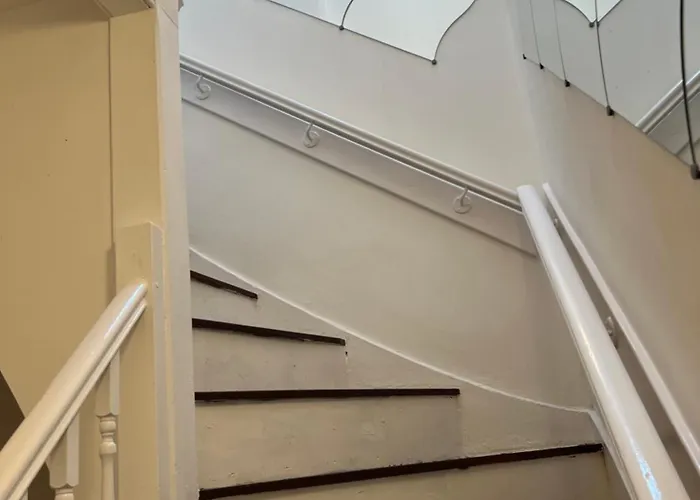 Truly Central, Princes St, Close To Castle *