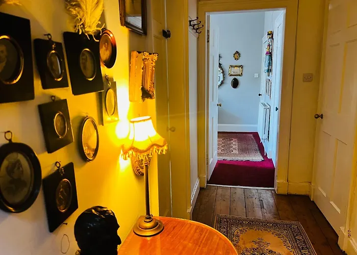 شقة With Parking, Original Art And Antiques *