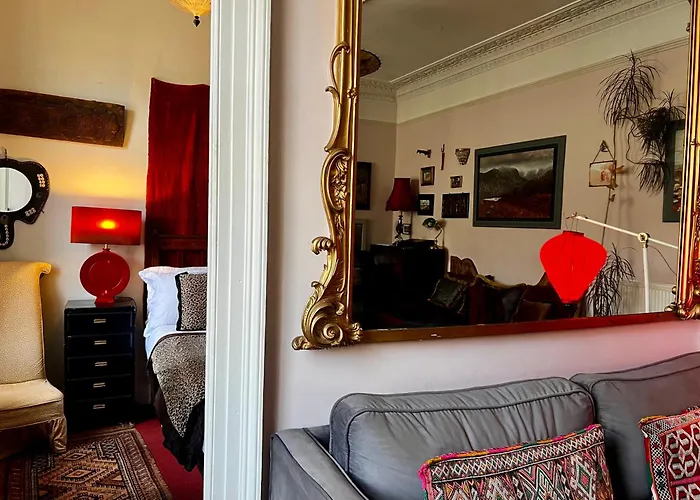 With Parking, Original Art And Antiques إدنبرة