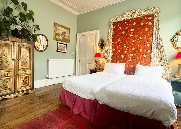 With Parking, Original Art And Antiques * إدنبرة