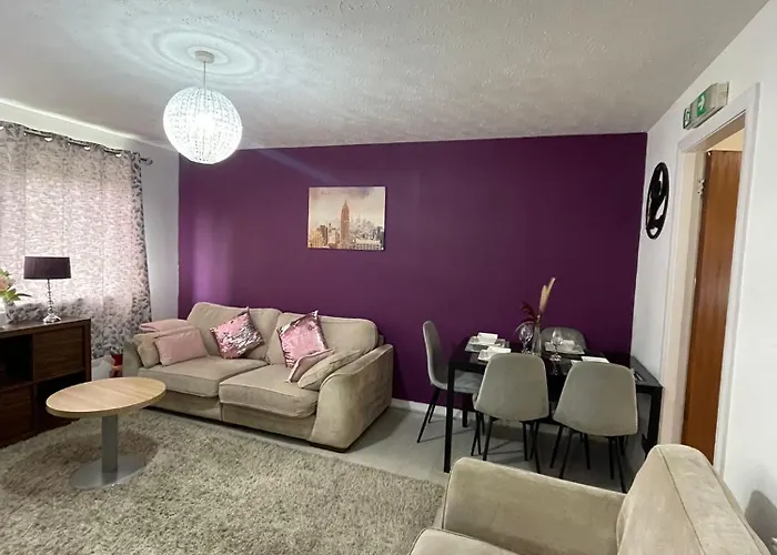 Chic 2 Bed With Free Parking- Recently Redecorated, 10 Minutes To Centre Apartment