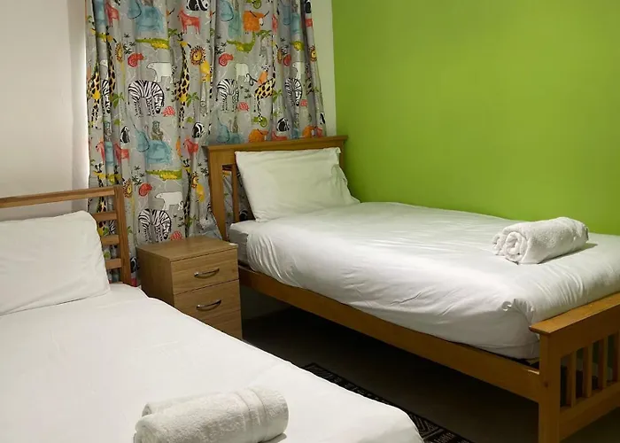 Appartement Chic 2 Bed With Free Parking- Recently Redecorated, 10 Minutes To Centre