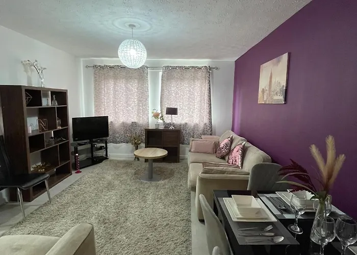 Chic 2 Bed With Free Parking- Recently Redecorated, 10 Minutes To Centre Apartment *
