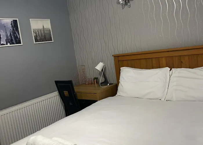 Chic 2 Bed With Free Parking- Recently Redecorated, 10 Minutes To Centre *