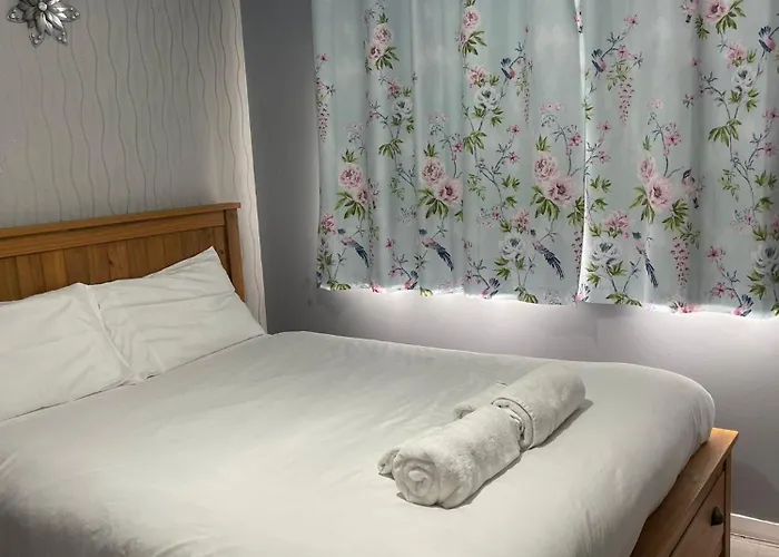 Chic 2 Bed With Free Parking- Recently Redecorated, 10 Minutes To Centre Edinburgh