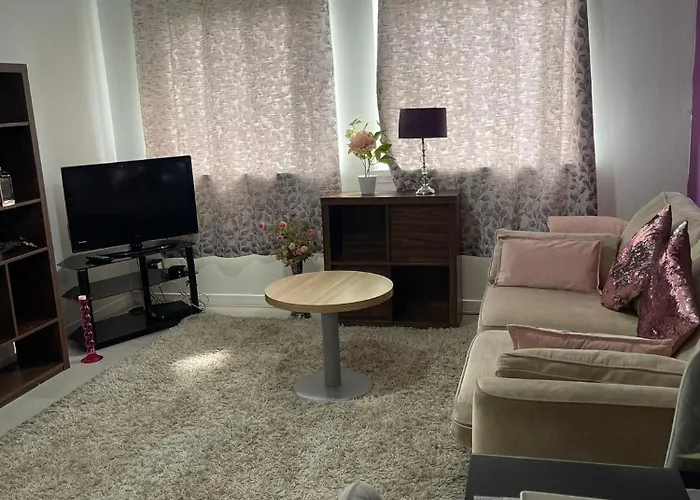 Chic 2 Bed With Free Parking- Recently Redecorated, 10 Minutes To Centre Apartment *