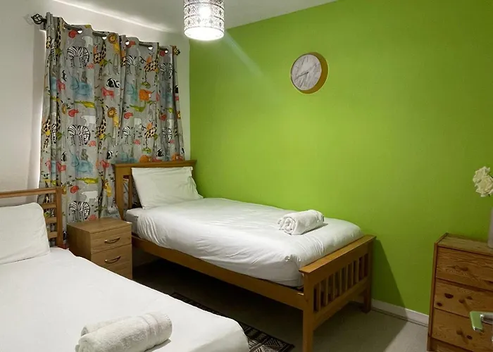 Appartement Chic 2 Bed With Free Parking- Recently Redecorated, 10 Minutes To Centre *