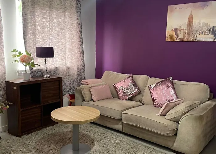 Chic 2 Bed With Free Parking- Recently Redecorated, 10 Minutes To Centre Apartment Edinburgh