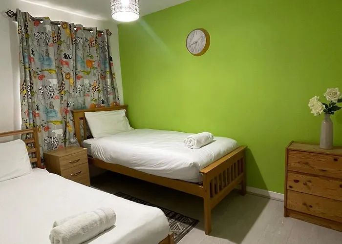 Chic 2 Bed With Free Parking- Recently Redecorated, 10 Minutes To Centre Edinburgh