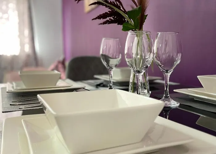 Chic 2 Bed With Free Parking- Recently Redecorated, 10 Minutes To Centre