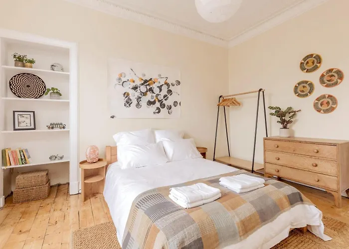 Daire Castle Views! Stylish 2bd Flat, Sleeps 4 Edinburgh