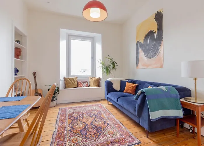 Castle Views! Stylish 2bd Flat, Sleeps 4 Эдинбург