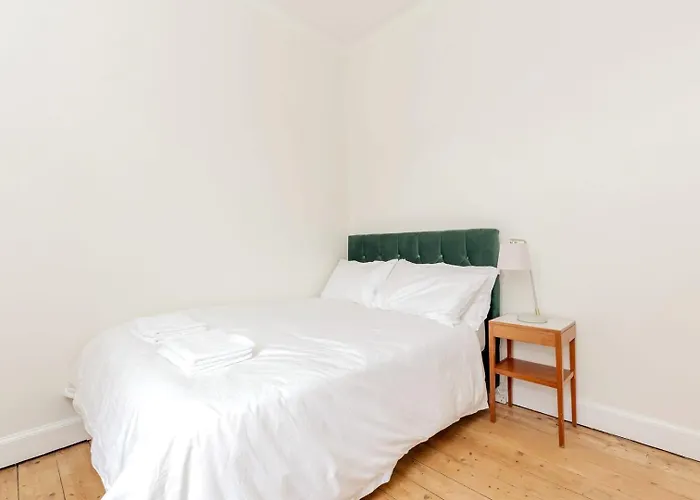 Castle Views! Stylish 2bd Flat, Sleeps 4 Daire Edinburgh