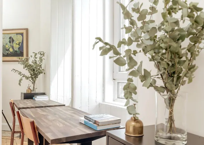 Castle Views! Stylish 2bd Flat, Sleeps 4 *