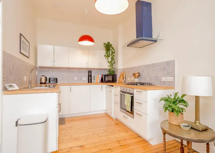 Castle Views! Stylish 2bd Flat, Sleeps 4 Эдинбург