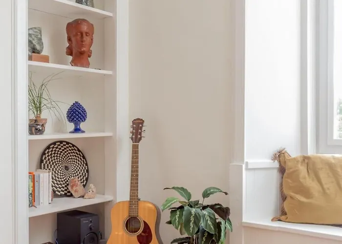 Castle Views! Stylish 2bd Flat, Sleeps 4 * Эдинбург