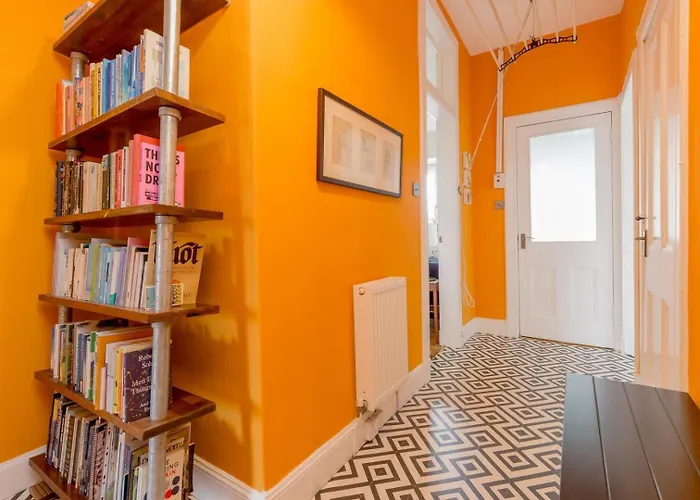 Daire Castle Views! Stylish 2bd Flat, Sleeps 4 Edinburgh