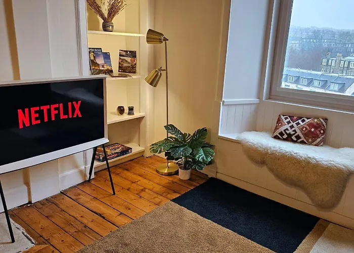 Castle Views! Stylish 2bd Flat, Sleeps 4 *