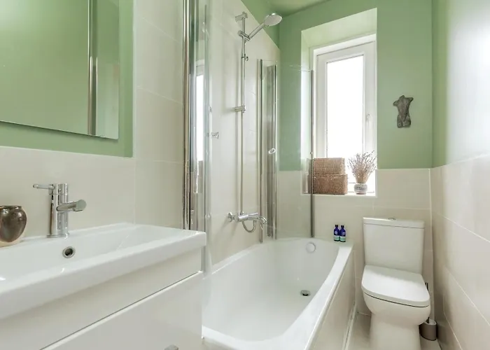 Castle Views! Stylish 2bd Flat, Sleeps 4 Апартаменты