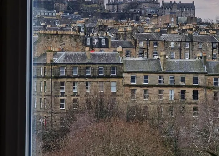 Daire Castle Views! Stylish 2bd Flat, Sleeps 4 Edinburgh