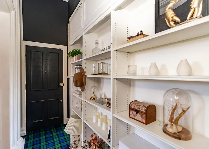 Stunning Flat, New Town, - Perfect Location 아파트 *
