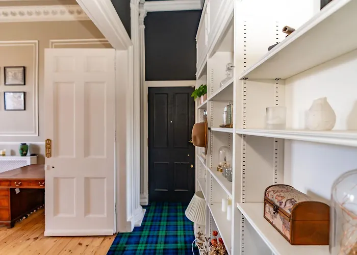Stunning Flat, New Town, - Perfect Location Apartment *