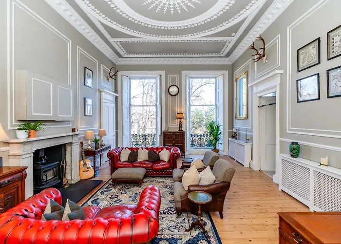 Stunning Flat, New Town, - Perfect Location *