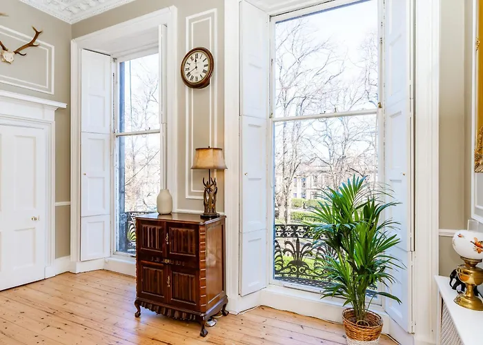 Stunning Flat, New Town, - Perfect Location 아파트 *