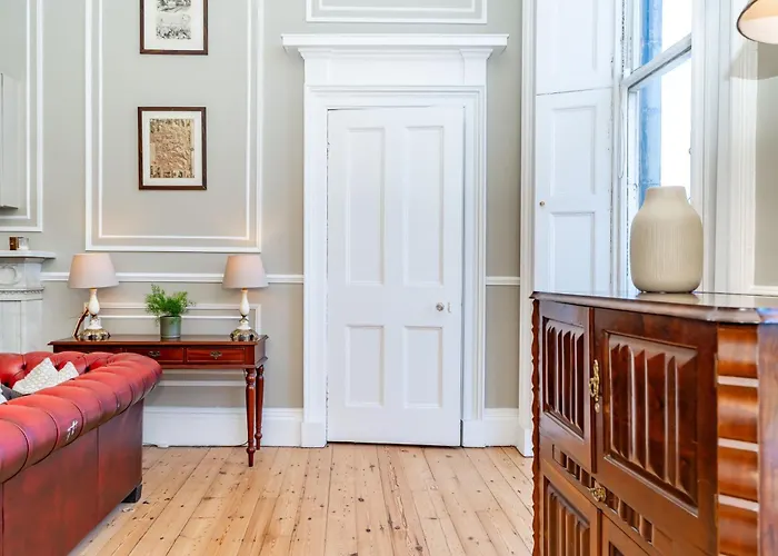 Stunning Flat, New Town, - Perfect Location *