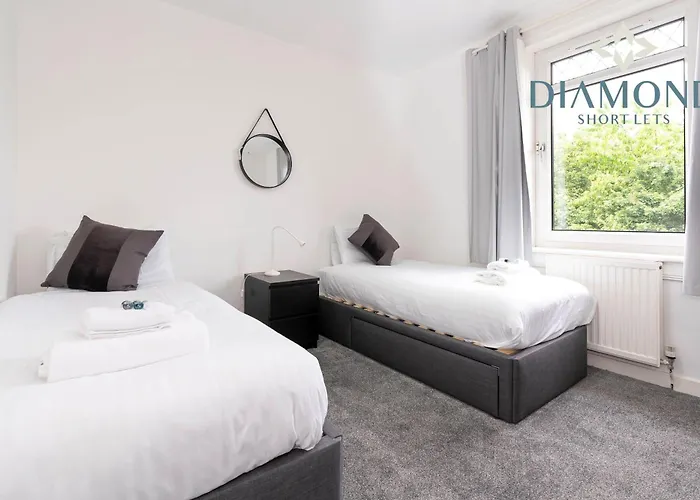 Cosy 2 Bed West End - Easy Public Transport, Minutes From Corn Exchange, Supermarket And Cafe Within Walking Distance *