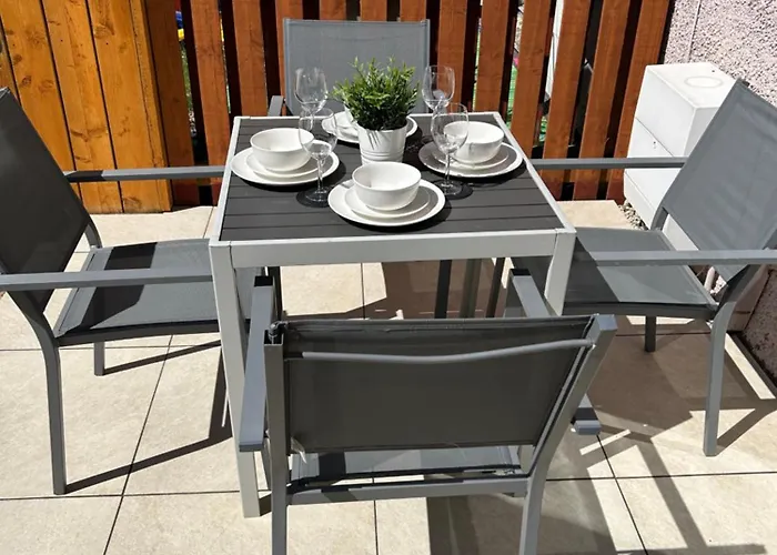 3 Bedroom - 2 Bathroom Townhouse In Corstorphine Near Murrayfield Stadium - Direct Bus To Centre In 20 Minutes - Two Private Parking Spaces - Private Sunny Garden - Recently Refurbished *